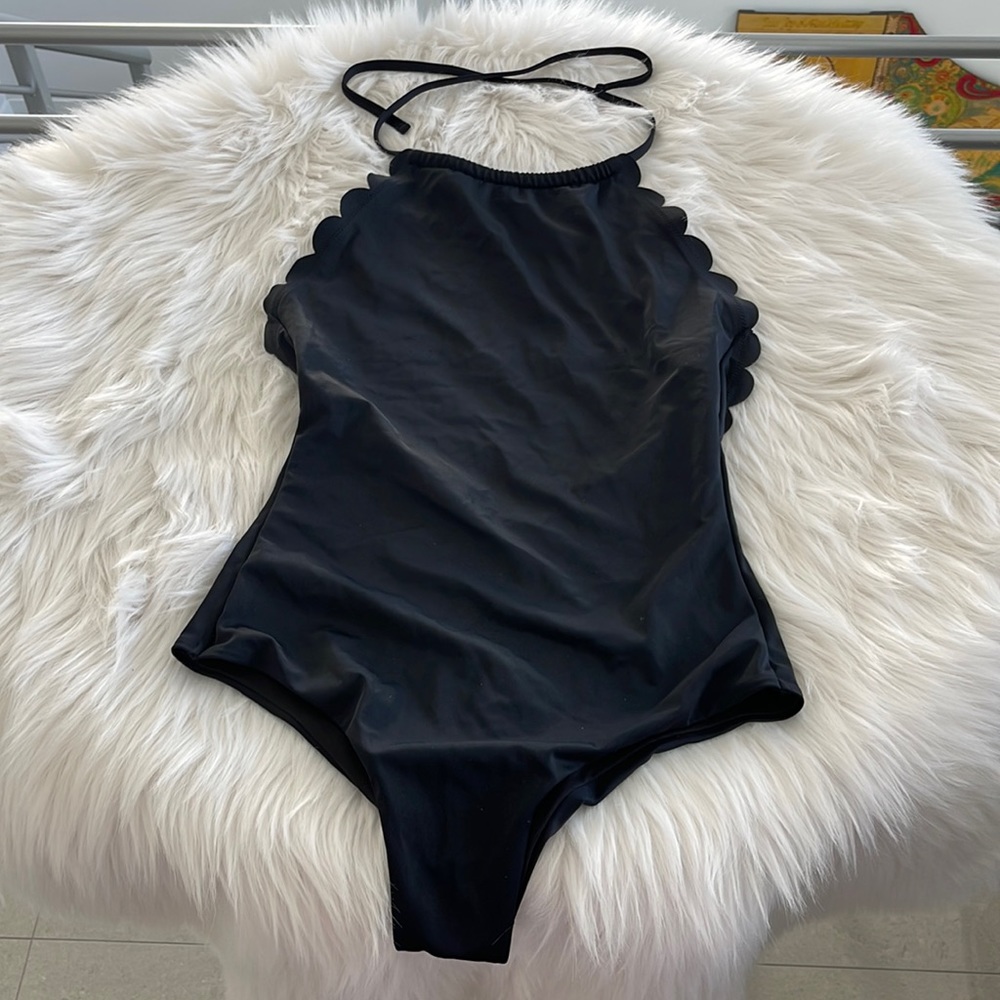 Vanilla Beach scallop black halter Size M